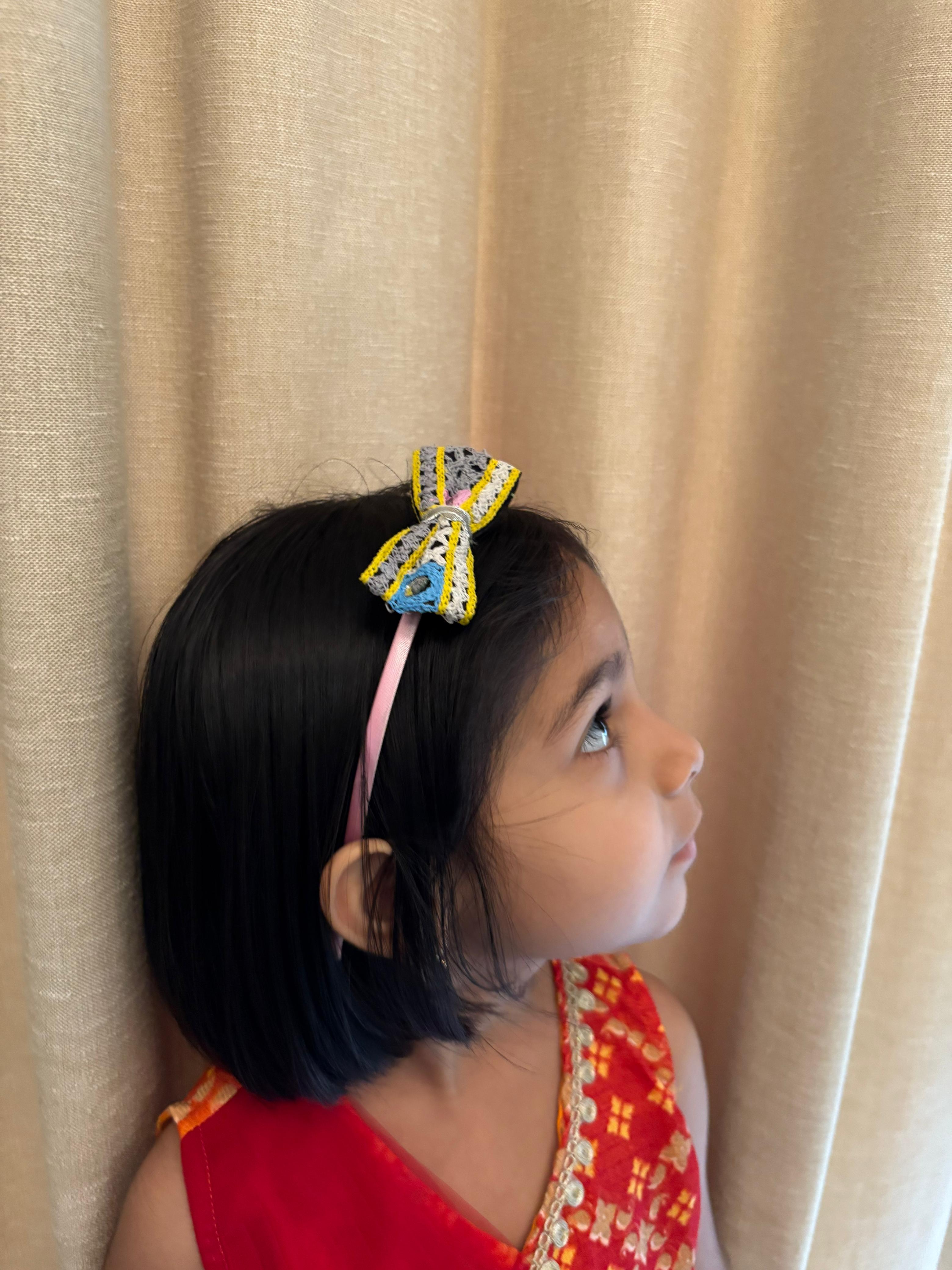 Pari Hoon Main Hairband with mirror work and yellow-blue bow, perfect Navratri hair accessory for girls. Ideal for festive Garba outfits.