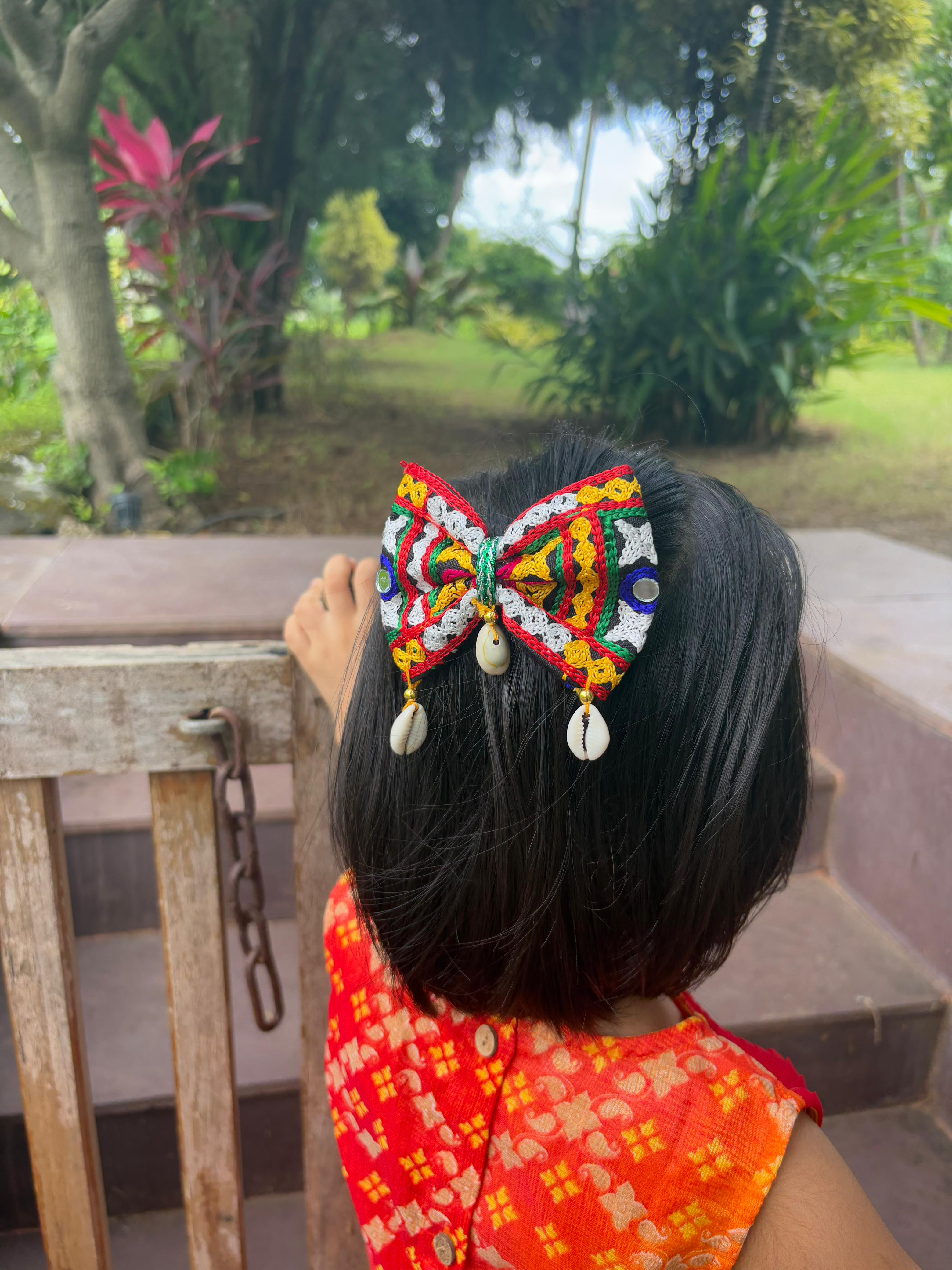 Chogada Big Kodi Bow – Ethnic Navratri Hair Accessory styled on a young girl for festive Garba look. Perfect hair pin for kids' Navratri outfits.
