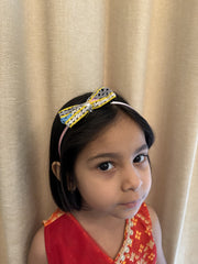 Close-up of Pari Hoon Main Hairband with sequin bow, a vibrant Navratri hair accessory for girls. Complements festive ethnic wear beautifully.
